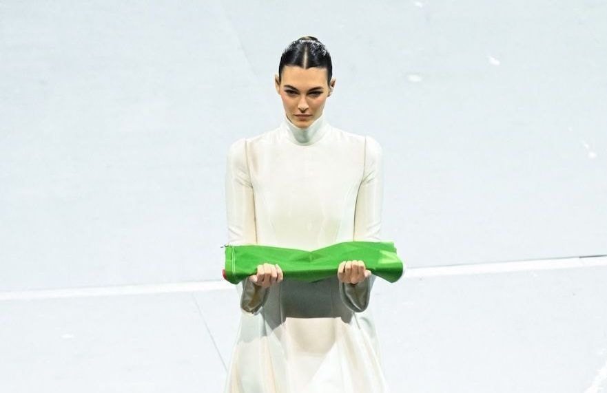 À l’image de Carla Bruni il y a vingt ans, Vittoria Ceretti ouvre la cérémonie des JO 2026 en Giorgio Armani