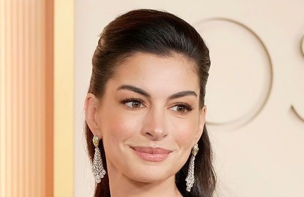 Cette coiffure portée par Anne Hathaway crée un effet lifting en quelques secondes