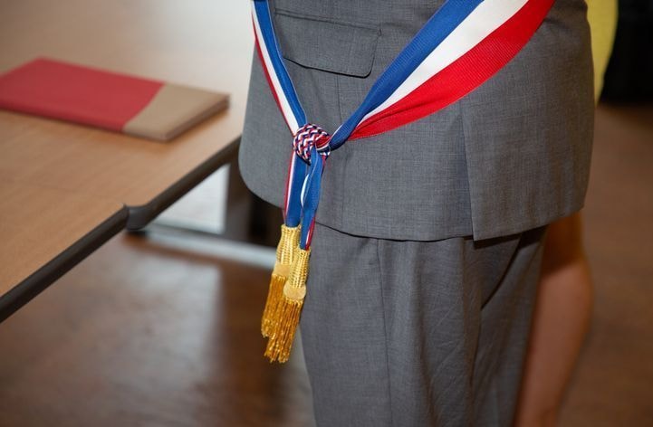 Dans les Bouches-du-Rhône, onze élus démissionnent après la mise en examen du maire pour viols