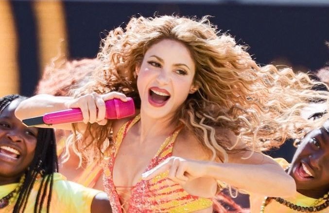 Shakira éblouit en finale de la Coupe du monde dans une robe Roberto Cavalli en clin d'œil à son look iconique de 2010