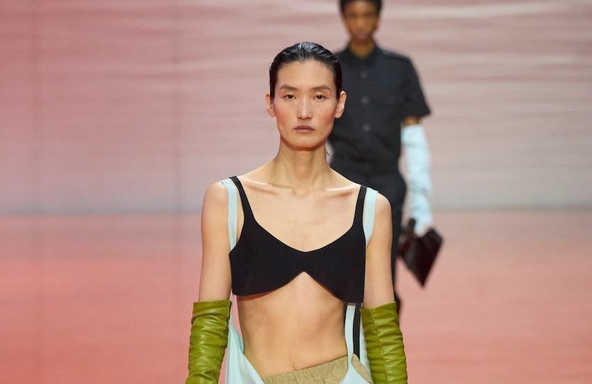 Effilochés, déconstruits, froissés : en 2026, on portera nos vêtements de manière étonnante