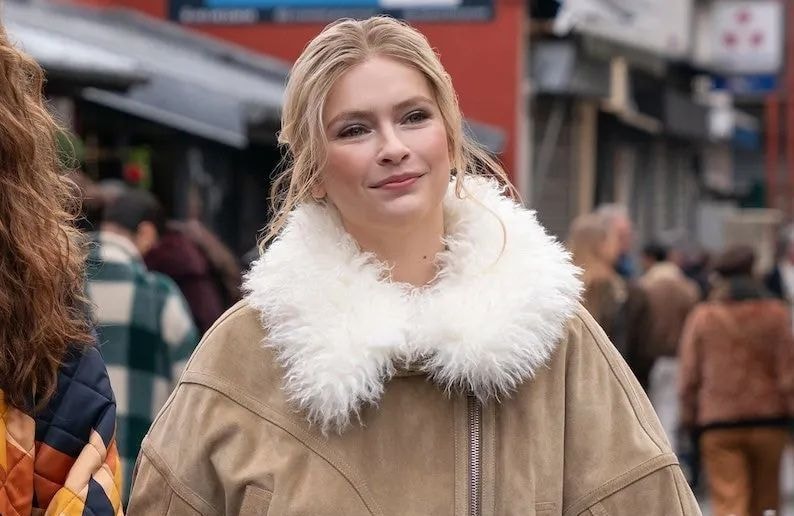 Camille Razat ( « Emily in Paris ») met cette jeune marque française à l'honneur