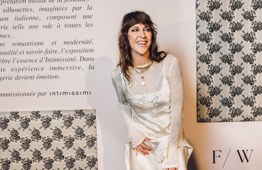 Daphné Bürki transforme la nuisette en tenue de soirée chic et rock à l’événement Intimissimi