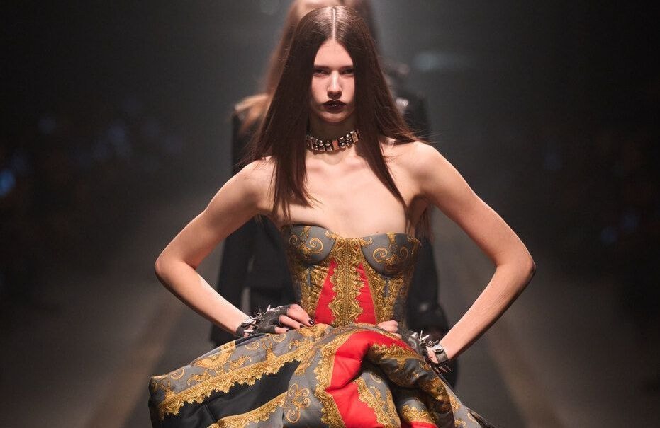 Versace rachetée par Prada : pourquoi tout le monde en parle