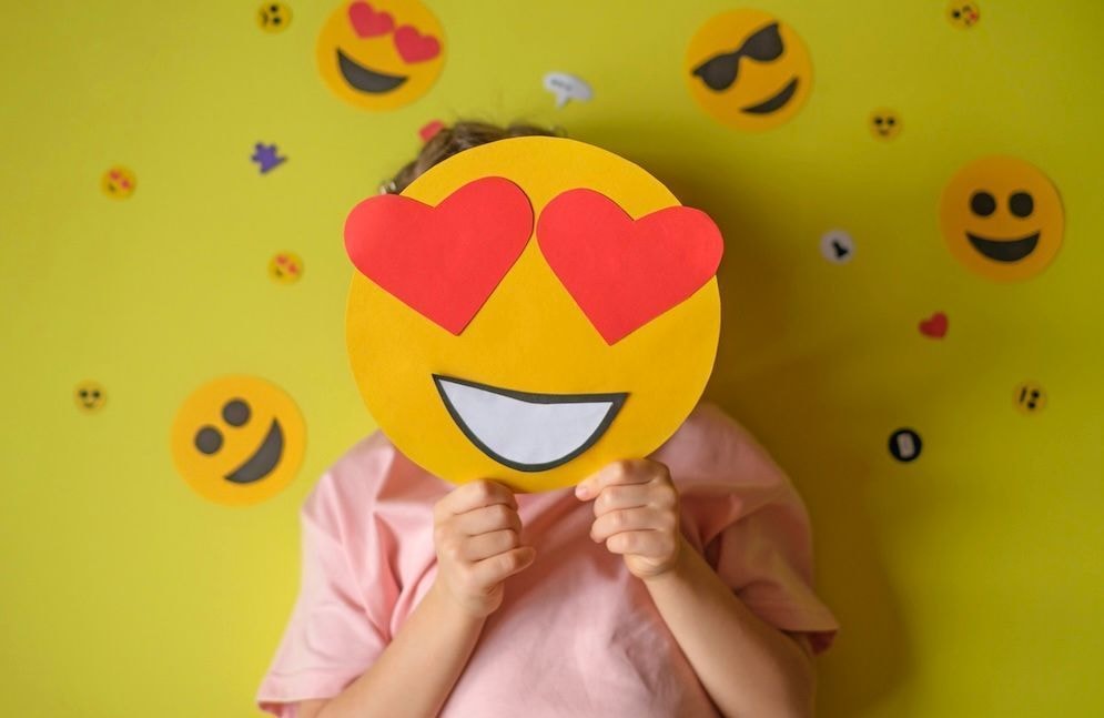 Pourquoi mettre un emoji sur la tête de son enfant ne le protège pas forcément des risques sur les réseaux