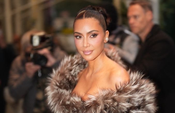 Kim Kardashian s’affiche avec un rare sac Hermès de l’ère Jean-Paul Gaultier