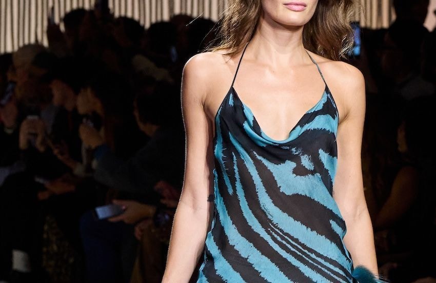 Elles sont partout sur les réseaux : pourquoi les robes d’archives Roberto Cavalli sont le nouveau graal des amatrices de vintage ?