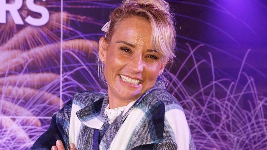 Roch voisine contraint de se retirer : Élodie Gossuin toute chamboulée dans ses bras avant les gros pépins de santé