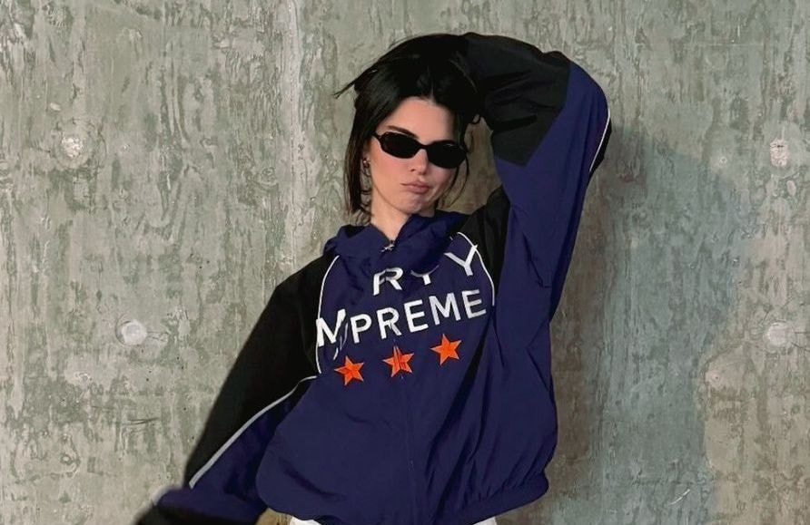 En veste à message, Kendall Jenner affiche son soutien à Timothée Chalamet : quand la mode devient la nouvelle arme promotionnelle du cinéma