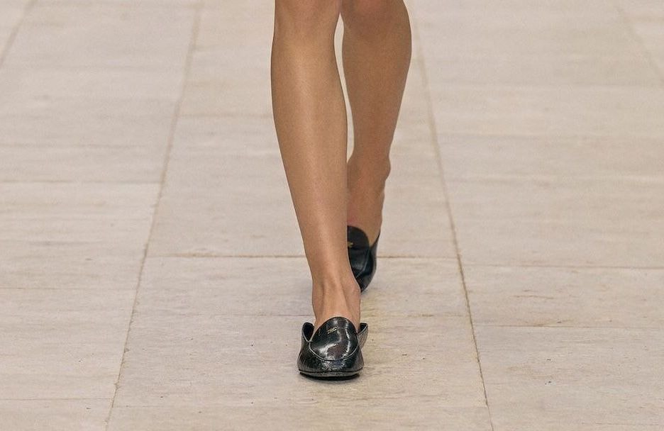 À mi-chemin entre les mules et les mocassins, ces souliers s’imposent comme les chaussures phares du printemps