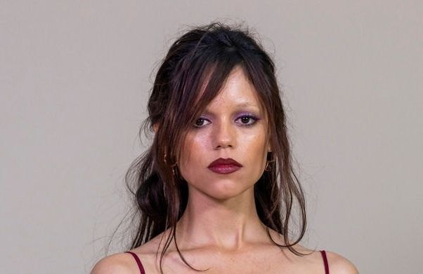 Fard à paupières lilas et bouche bordeaux : le combo make-up osé (et réussi) de Jenna Ortega chez Givenchy