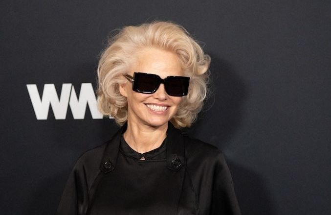 Brushing glamour et lunettes XXL : Pamela Anderson se transforme en véritable diva hollywoodienne