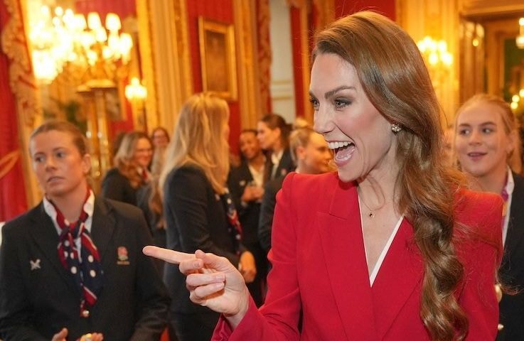 Avec son costume rouge vif, Kate Middleton annonce déjà la couleur phare de 2026