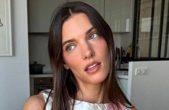 « Cela me donnait un air grave » : Charlotte Cardin révèle l’erreur beauté qu’elle ne fera plus