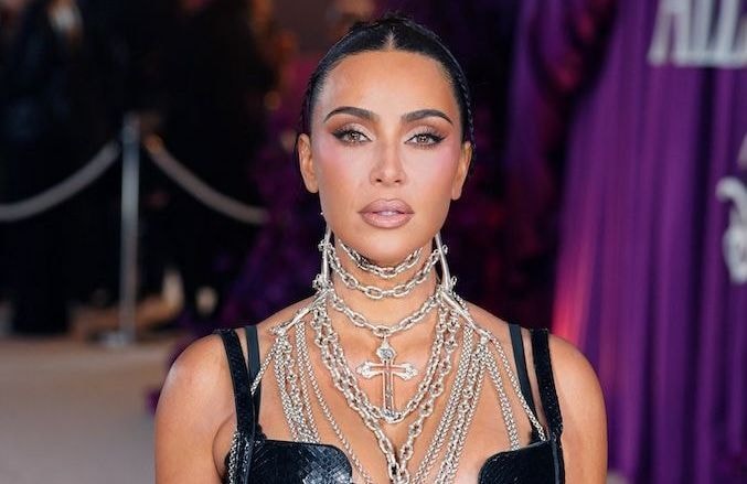 Le look qui affole la toile : Kim Kardashian ose la naked dress pour un dîner en tête-à-tête avec Lewis Hamilton