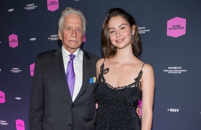 Catherine Zeta-Jones : sa fille ressuscite l’une des ses robes cultes 20 ans plus tard