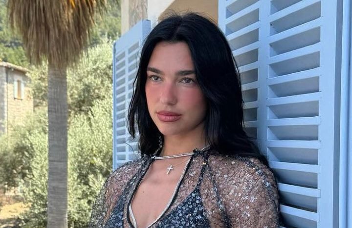 French manucure : Dua Lipa revisite ce classique d’une manière étonnante pour les vacances