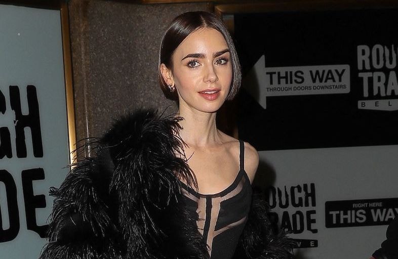 Robe transparente, bottes en vinyle, total look noir : Lily Collins tease-t-elle un nouveau virage stylistique pour « Emily in Paris » ?