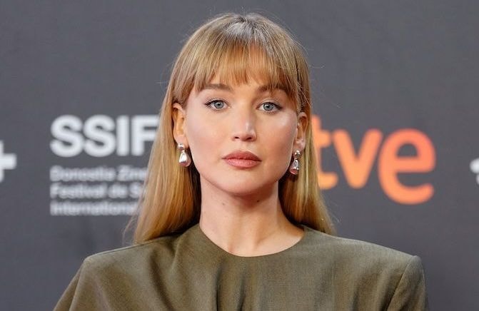 Bye les tons sages : Jennifer Lawrence mise sur le « power purple » pour booster ses looks d'hiver