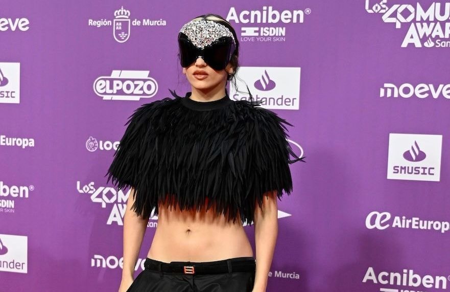 Lunettes chauve-souris, masques en cristal et silhouette théâtrale : le look de Rosalía fait sensation sur les réseaux sociaux