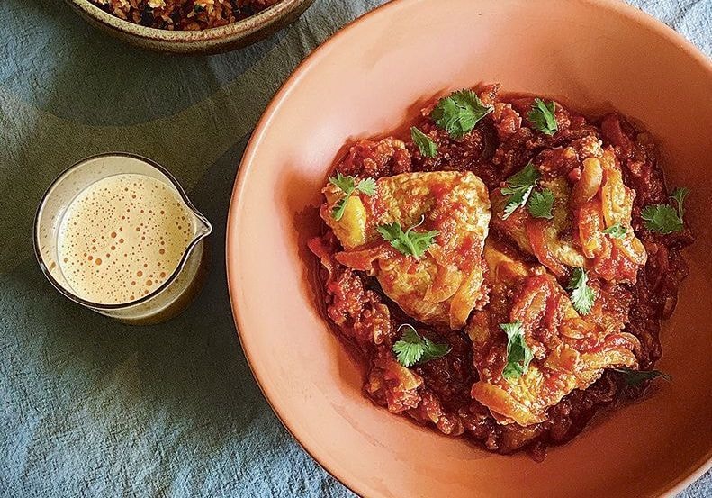 Saveurs de vacances : Et si on apprenait (enfin) à réaliser la vraie recette du poulet basquaise ?