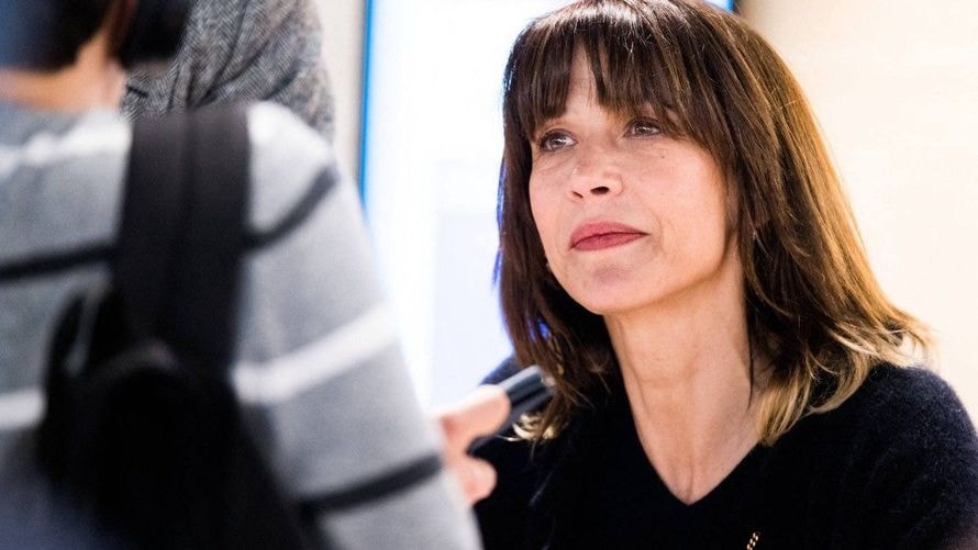 "Je me désabonne", "Très déçue", "Elle est dingue ou quoi ?" Sophie Marceau félicite Emmanuel Macron, les internautes la taclent