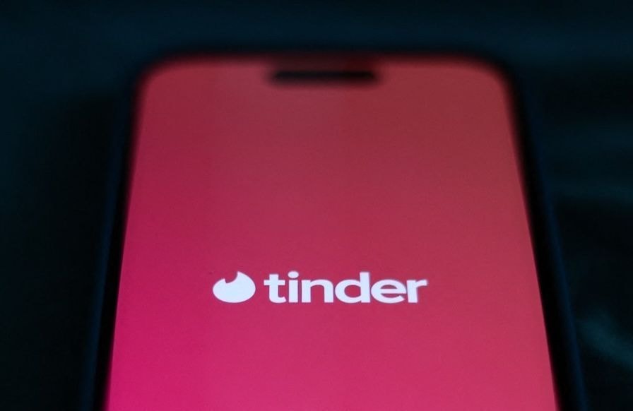 « Violeur de Tinder » : au premier jour de son procès, le « prédateur organisé » nie toujours les faits