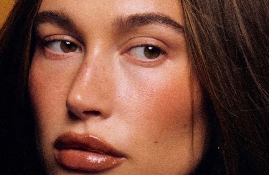 Qu’est-ce que la tendance du maquillage « gui », ultra-facile à adopter pour les fêtes de fin d’année ?