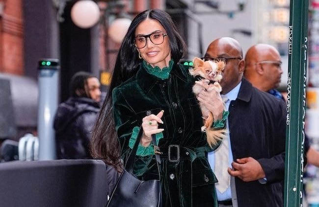 Demi Moore illumine New York en s’appropriant la couleur phare de l’automne