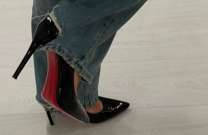 « Stuck heel » : quelle est cette tendance inattendue qui réinvente la façon de porter son jean et ses escarpins ?