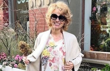 Robe florale et broderie anglaise : Pamela Anderson renoue avec le glamour vintage des années 60