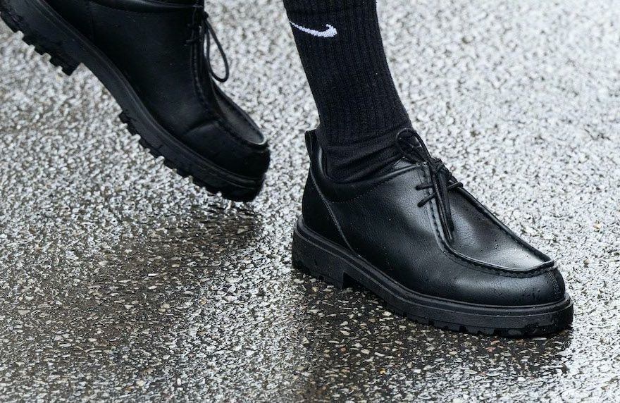 Quels sont ces étranges mocassins aperçus sur tous les férus de mode ?