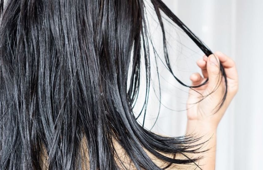 « Avoir les cheveux propres pendant des jours est l’un des 5 signes de vieillissement » : ce qu’une pharmacienne révèle sur la santé de nos cheveux