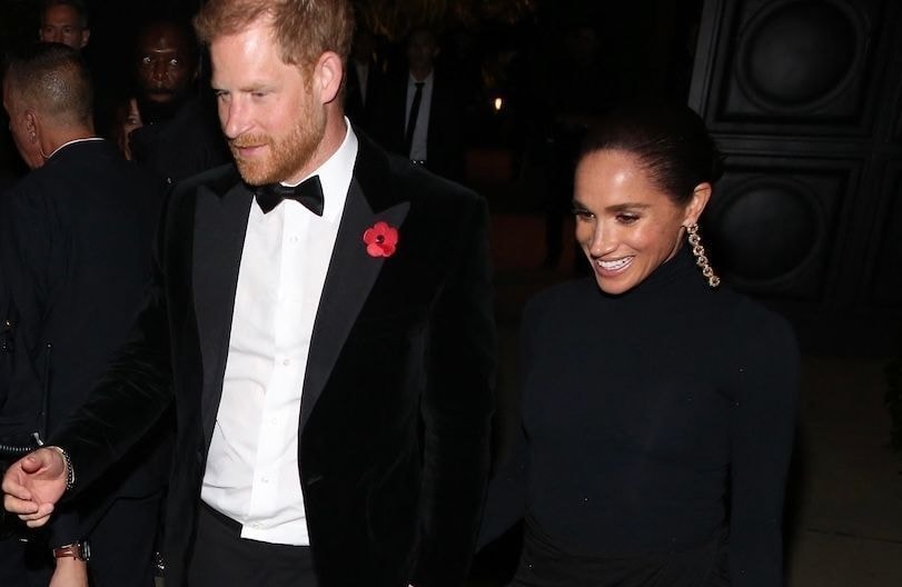 En silhouettes monochromes noires, Meghan Markle et le prince Harry jouent la carte du parfait matching look