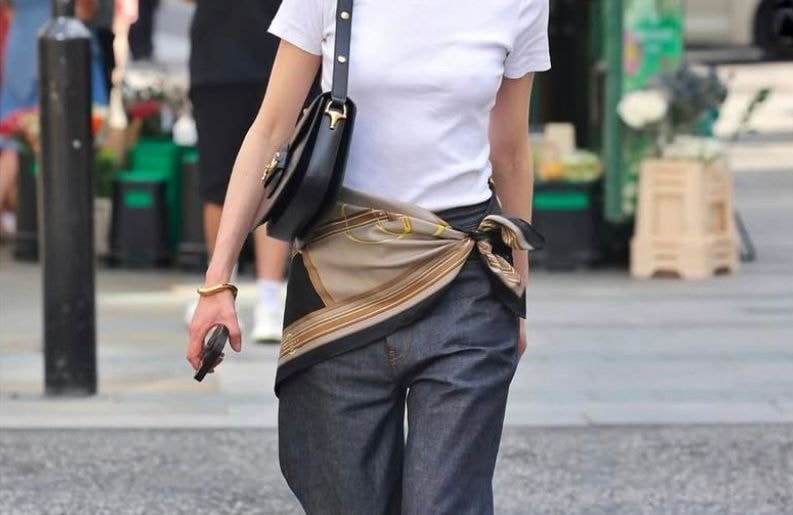 Cette façon de porter le foulard est la clé pour transformer votre jean cet été