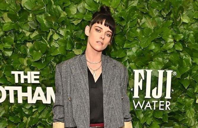 En lingerie Calvin Klein, Kristen Stewart réinvente les codes du tapis rouge façon nineties
