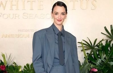Charlotte Le Bon, chic et puissante en costume-cravate à la soirée « The White Lotus »
