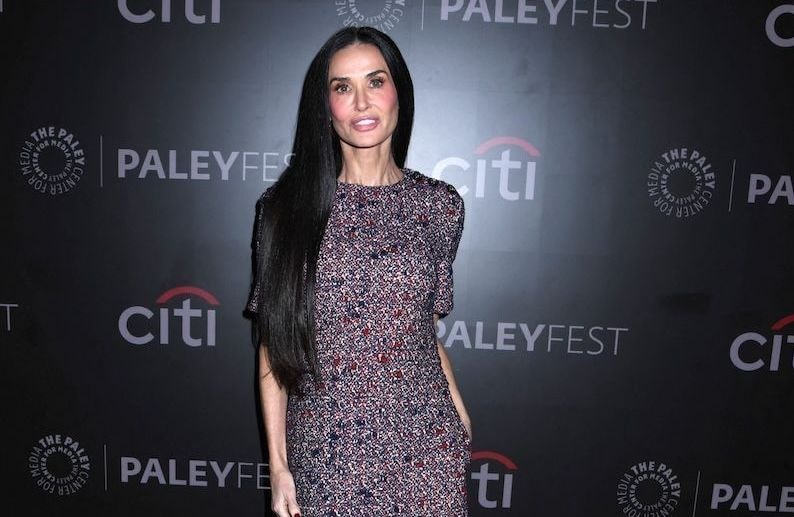 Robe en tweed et bottes cavalières sur tapis rouge : Demi Moore en a-t-elle fini des looks grand soir ?