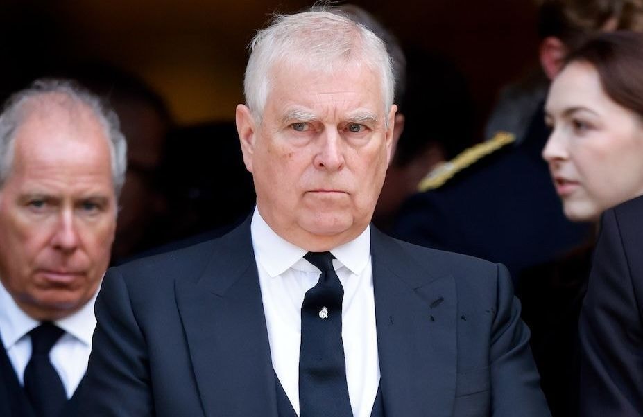 Regard fixe et hagard : ce cliché de l’ex-prince Andrew après son arrestation, symbole d’une chute royale