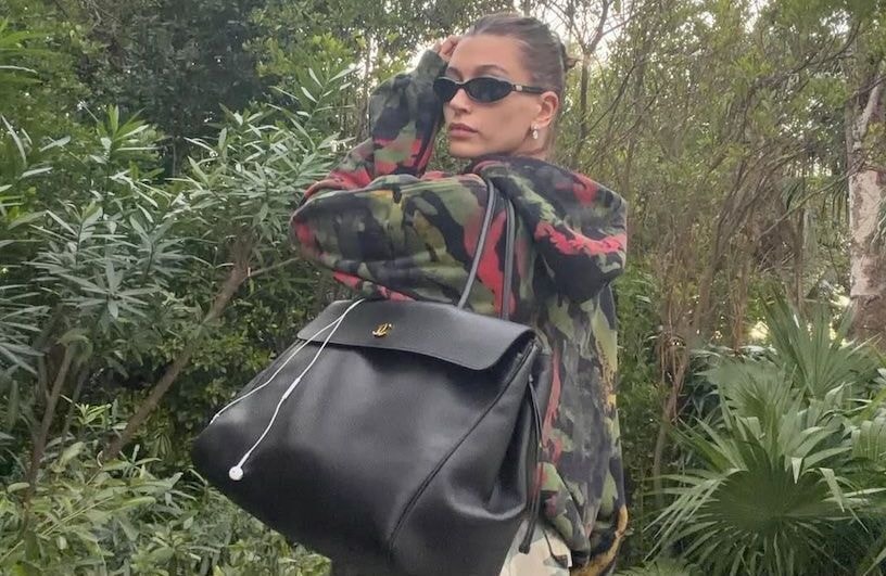 Hailey Bieber succombe à son tour au sac qui fait sensation sur les réseaux sociaux