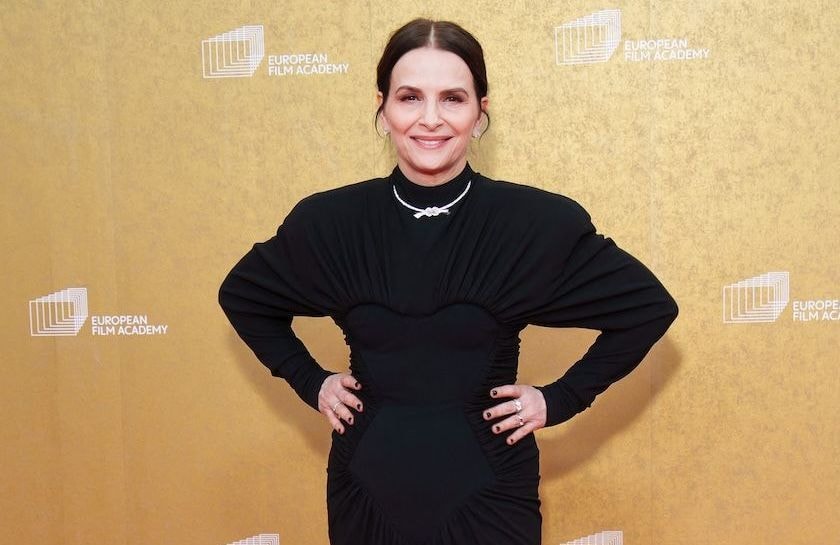 Juliette Binoche prouve que l’élégance intemporelle passe (encore) par cet essentiel du vestiaire