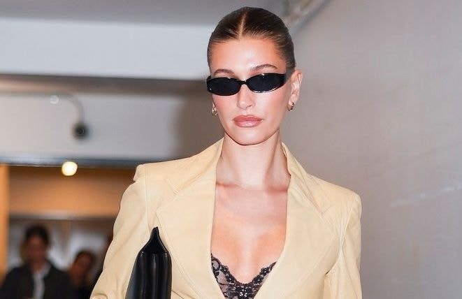 On ne le cache plus : le soutien-gorge se révèle avec panache sur les looks mode des célébrités