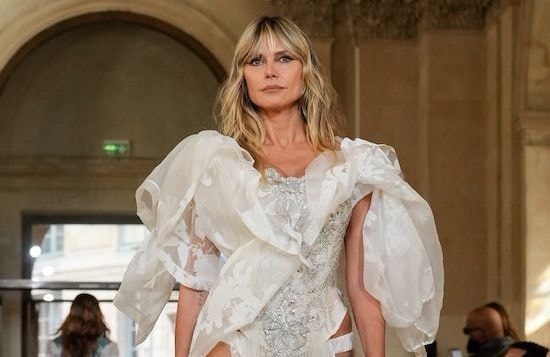 Le bouquet final Vivienne Westwood : Heidi Klum fait sensation sur le podium en robe de mariée