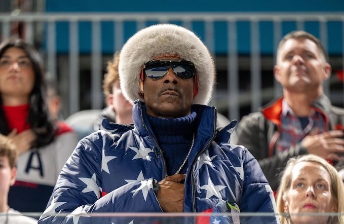 Aux JO d’hiver 2026, Snoop Dogg vole la vedette avec des looks spectaculaires