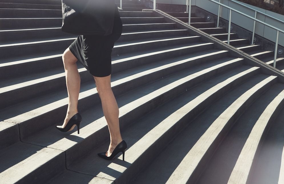 Des mini-caméras sur les chaussures pour filmer sous les jupes : le voyeurisme 2.0 affole les réseaux