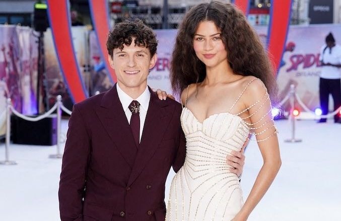 Le bijou qui nous intrigue : pourquoi Zendaya et Tom Holland portaient-ils la même broche sur le tapis rouge ?