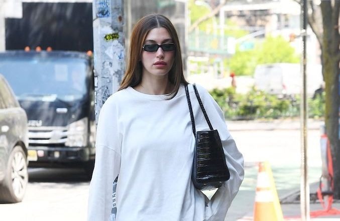 Pour être à la fois élégante et confortable tout l’été, Hailey Bieber a trouvé la hauteur de talon idéale