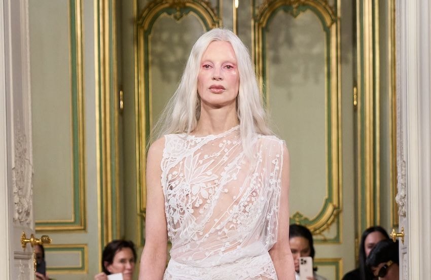 Chevelure grisonnante et sourcils rasés : qui est Kristen McMenamy, le mannequin de 61 ans qui a transcendé la Fashion Week Haute Couture ?