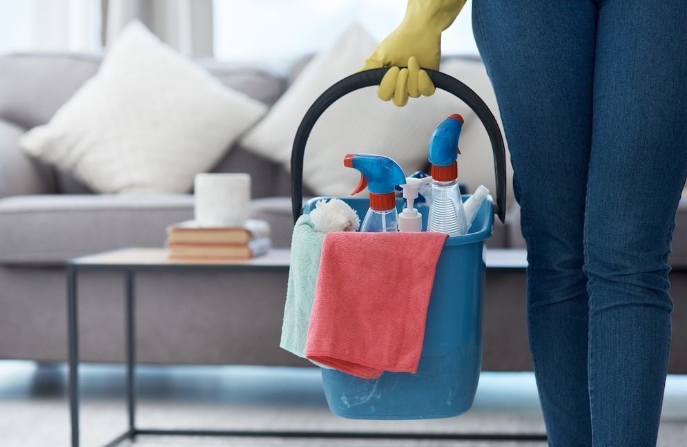 Du produit nettoyant dans les bouteilles de vin : une nourrice jugée pour avoir intoxiqué ses employeurs sur fond d’antisémitisme
