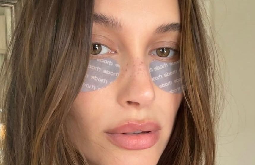 Hailey Bieber dévoile un nouveau masque en tissus (et on va même pouvoir manger avec)